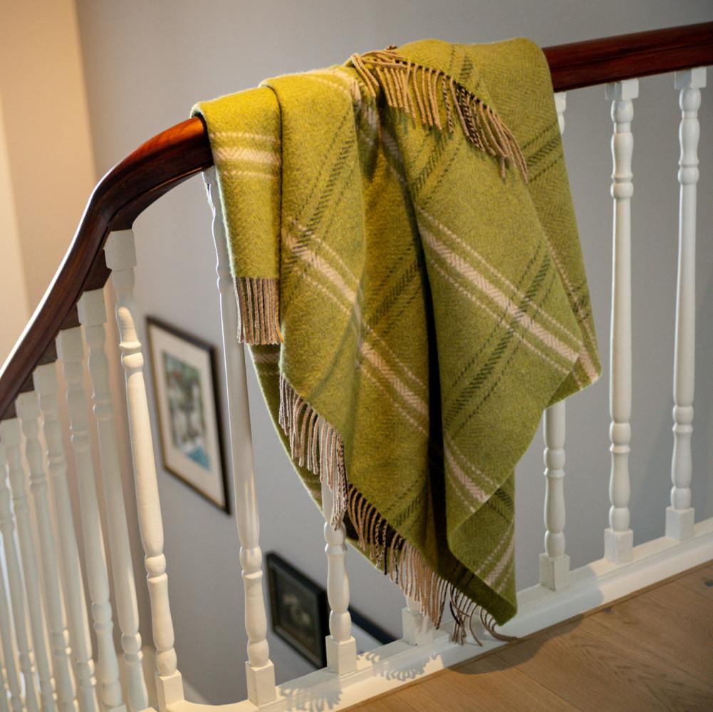Manta de merino y cachemira a cuadros verde, beige y crema